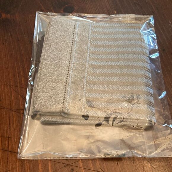 Linen Italian Hand Towel
Hemstitched Edges 
Purolino 18x24 Hand Towel - Picture 7 of 10